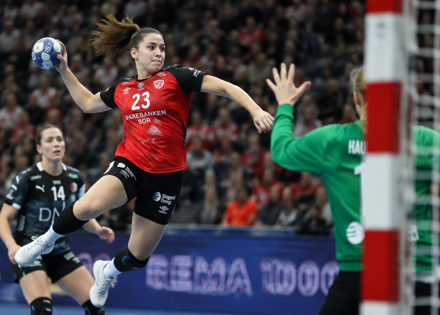 Joueuse de Palaja au tir en suspension pendant un match de championnat